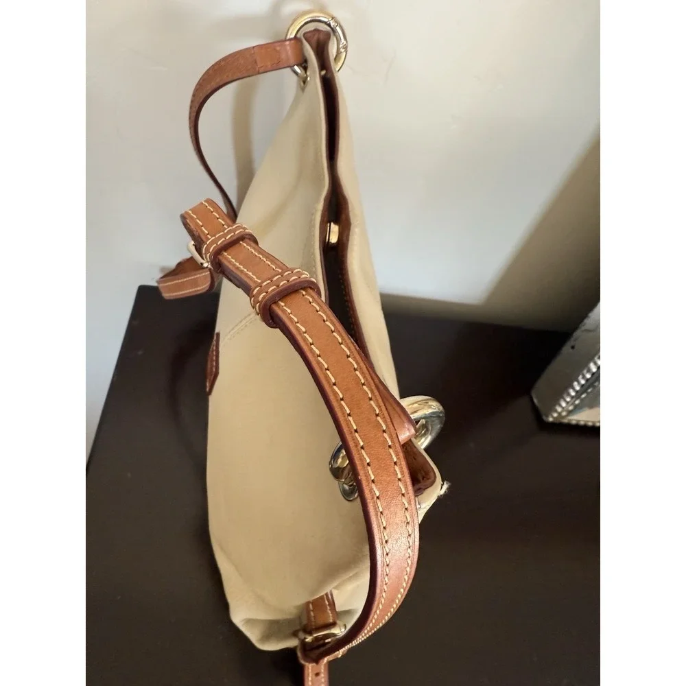 Dooney‎ And Bourke Beige Leather Shoulder Handbag Hobo Purse Red Lining Key Hold